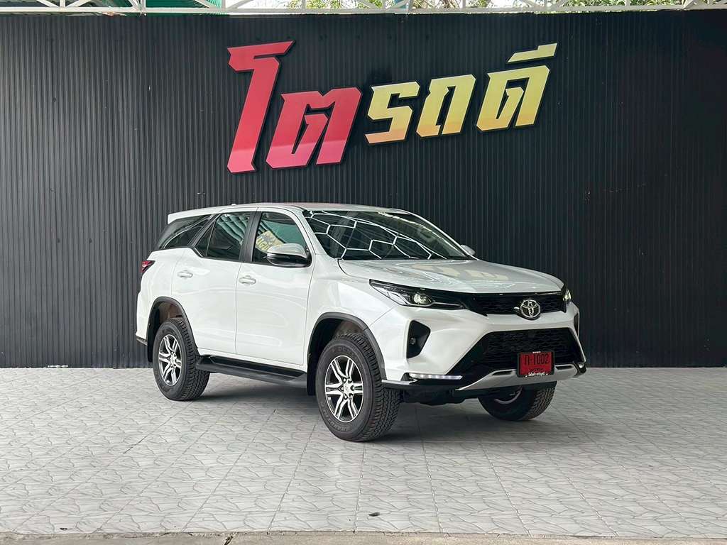 Toyota Fortuner AT 2.4 LEADER 2025 ระบบเกียร์ : เกียร์ออโต้ ทะเบียนรถ : ก-1002 นครพนม