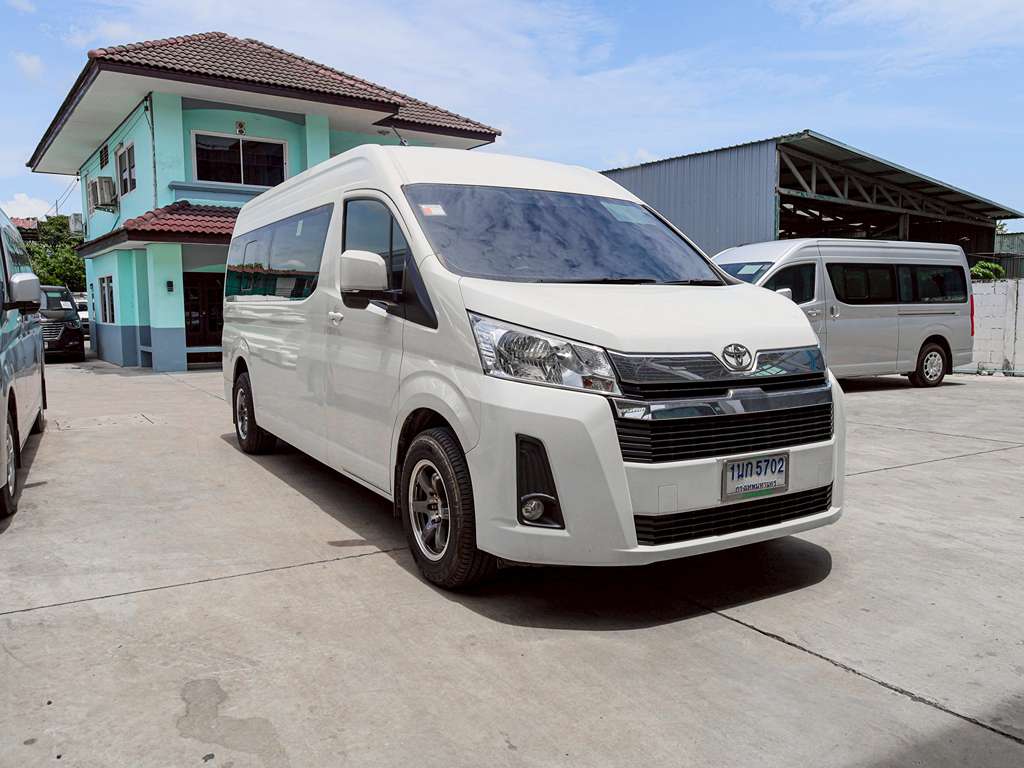 Toyota Commuter AT 2.8 2020  1นก 5702 กทม