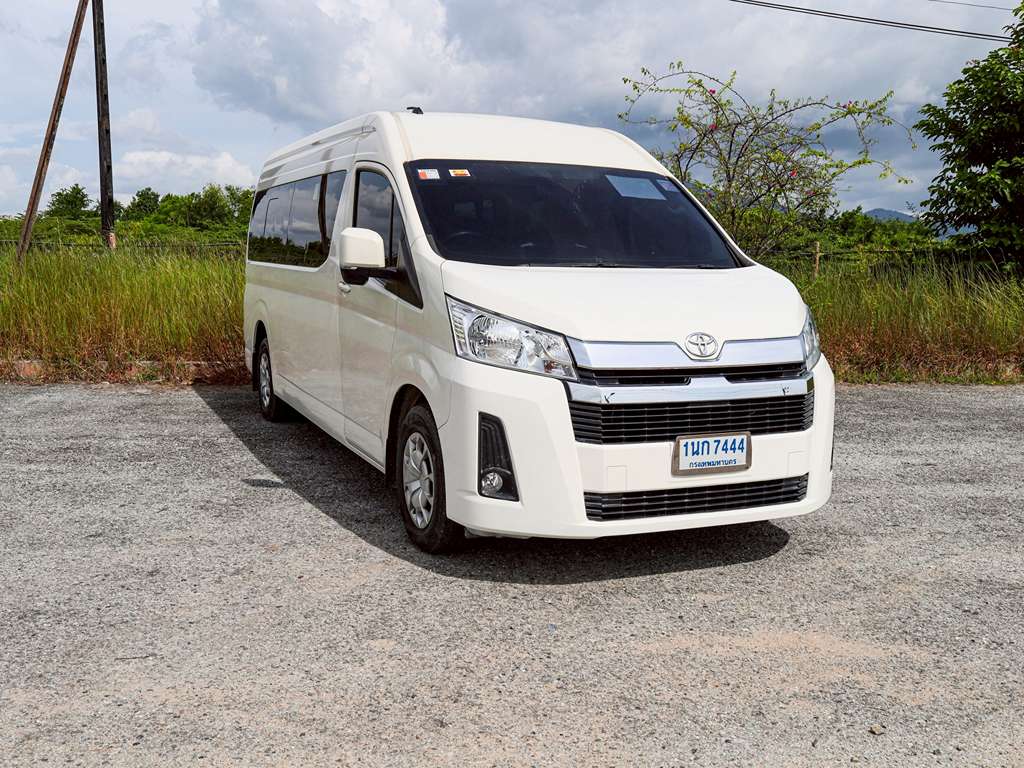 Toyota Commuter (vip+air micro bus) MT 2.8 2020  1นก 7444 กทม