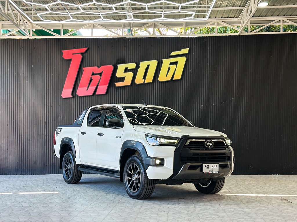 Toyota Revo สี่ประตูสูง AT 2.4 Rocco 2022  จต 697