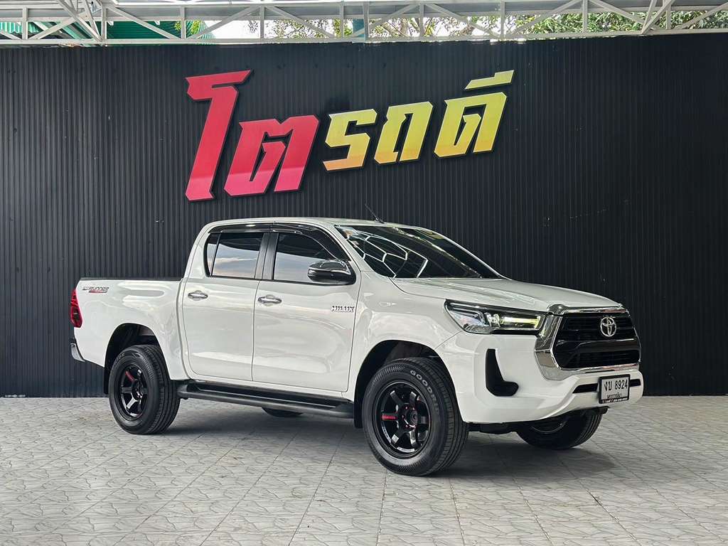 Toyota Revo สี่ประตูสูง AT 2.4 MID 2022   งบ 8924